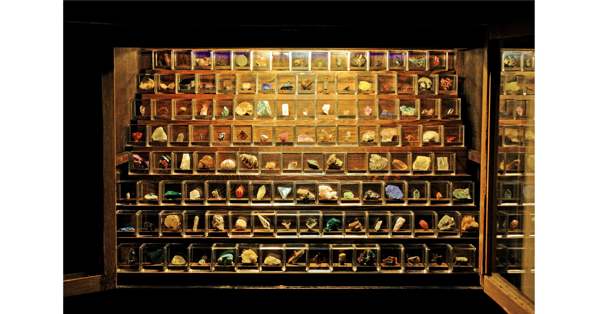 石ころコレクター 鉱物コレクター・加藤水槽。値段や数は二の次、 工夫を凝らした見せ方