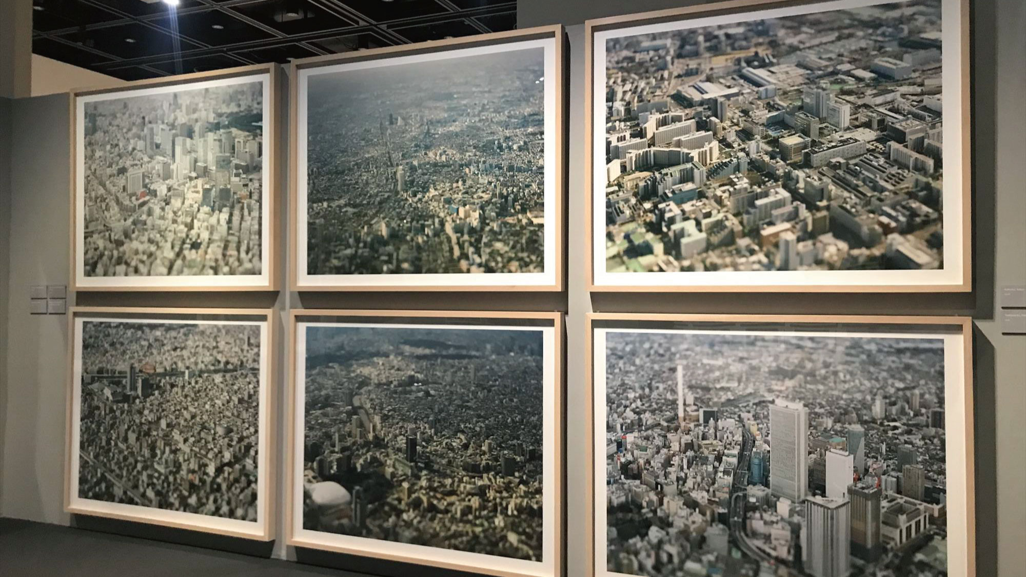 東京都写真美術館で「本城直季 (un)real utopia」が開催。虚構に見える