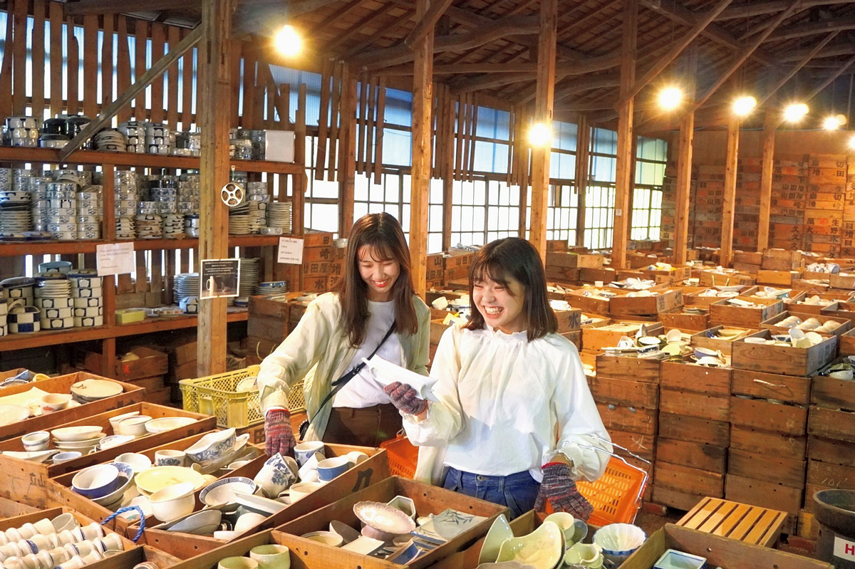 幸楽窯でお皿を選ぶ女性2人組