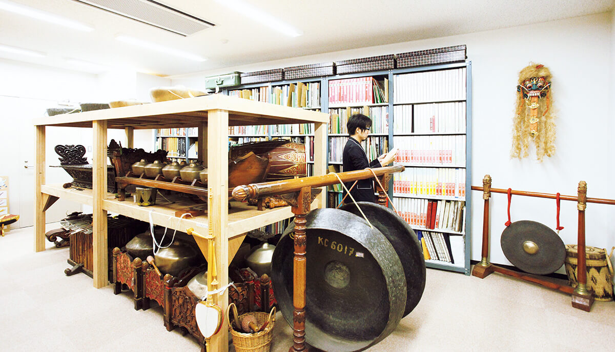 坂本龍一にも影響を与えた、民族音楽の“巨人”小泉文夫。音楽家・早川 