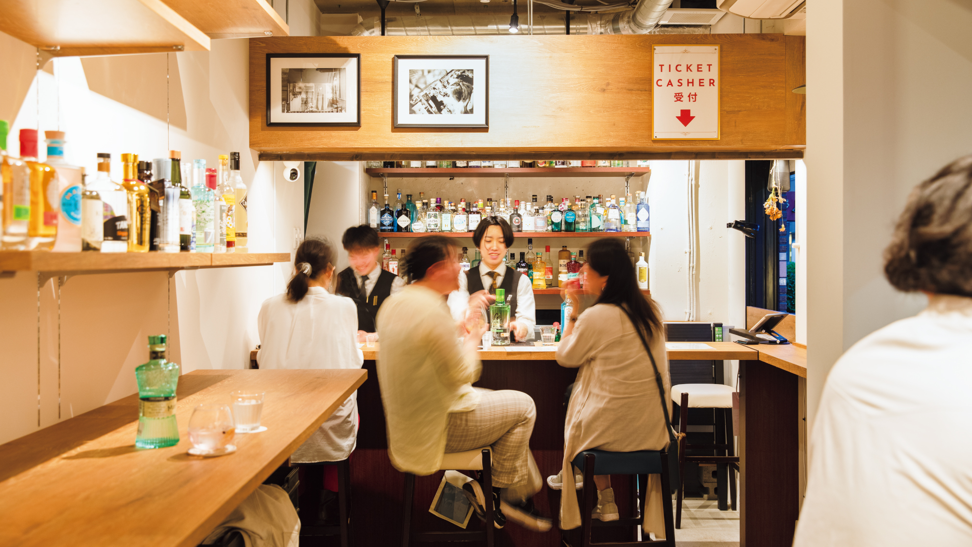 隠し扉を開けると秘密の酒場が？高田馬場〈THE HISAKA〉で多彩なジン