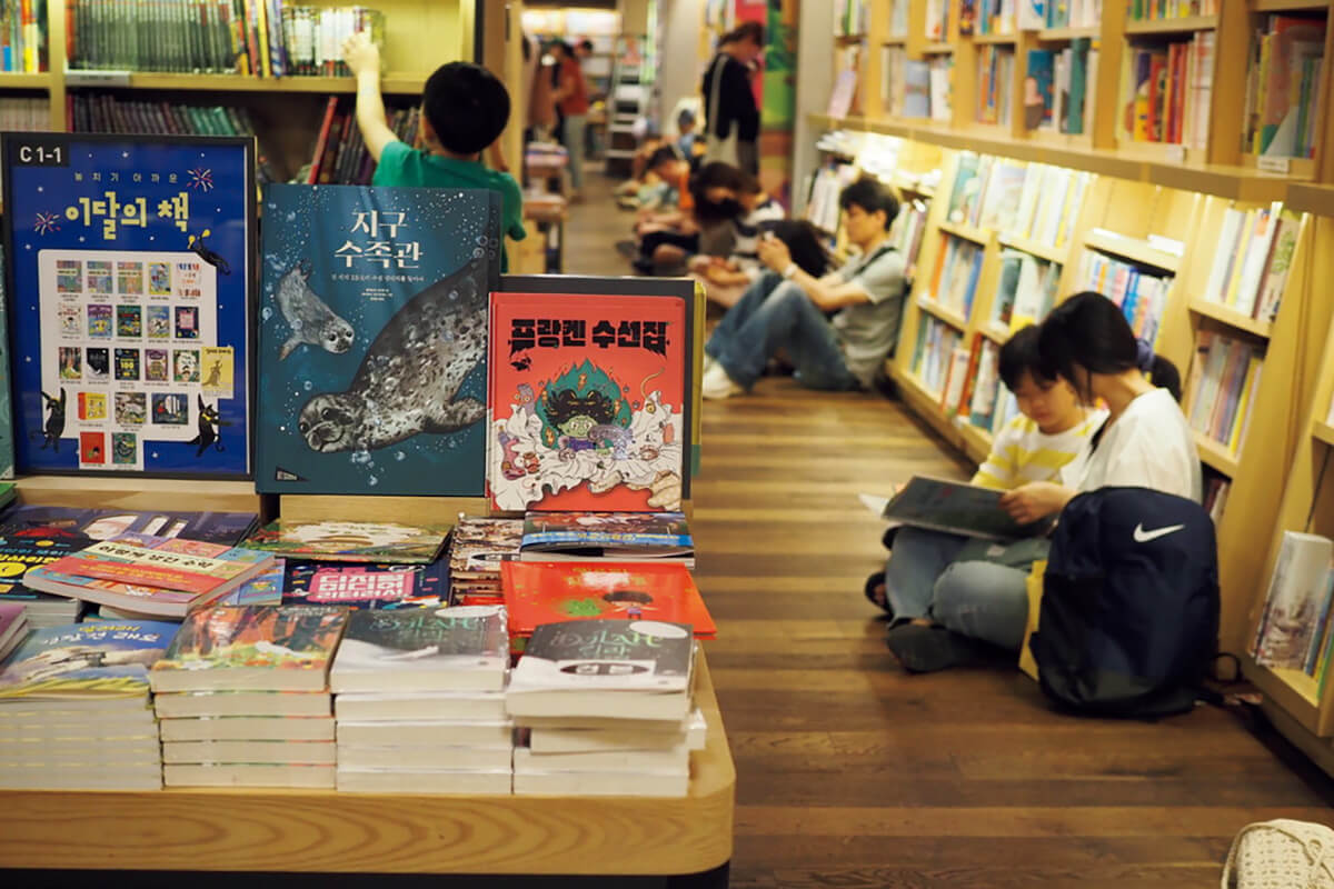韓国のソウルにある本屋の店内