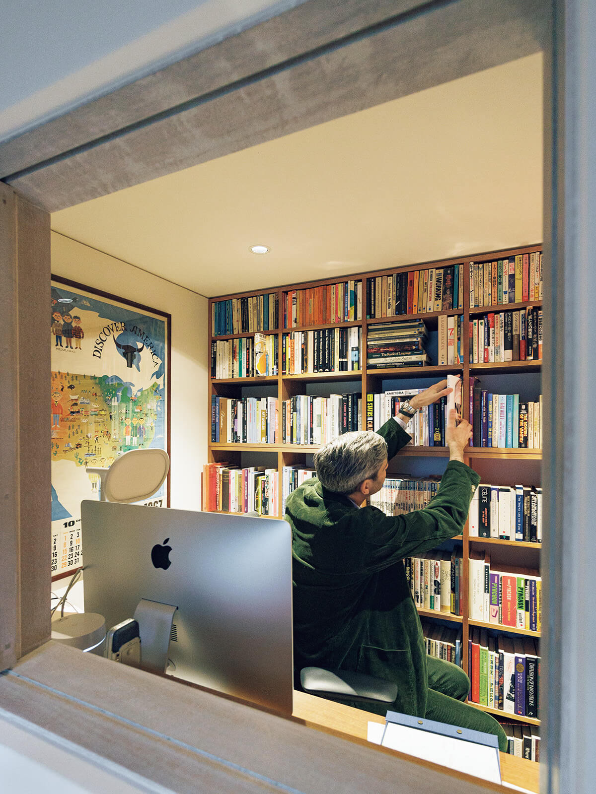 文筆家のデーヴィッド・マークスの自宅本棚