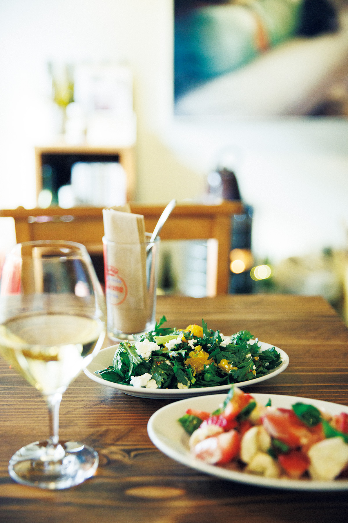 京都〈coimo wine & cafe〉苺と生ハムのカプレーゼ、春菊とカッテージチーズのサラダ