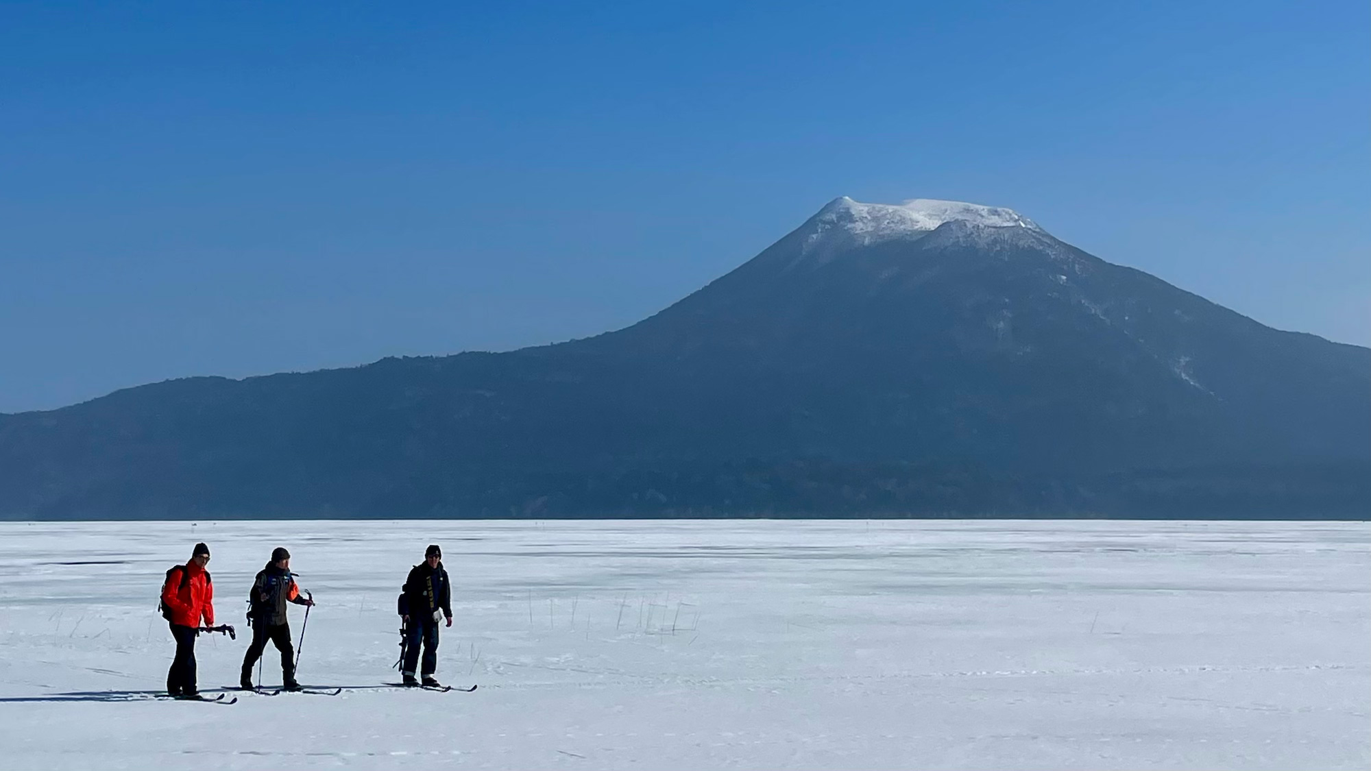 冬の北海道・阿寒湖で、新感覚のスキー“BCクロカン”の面白さにハマる