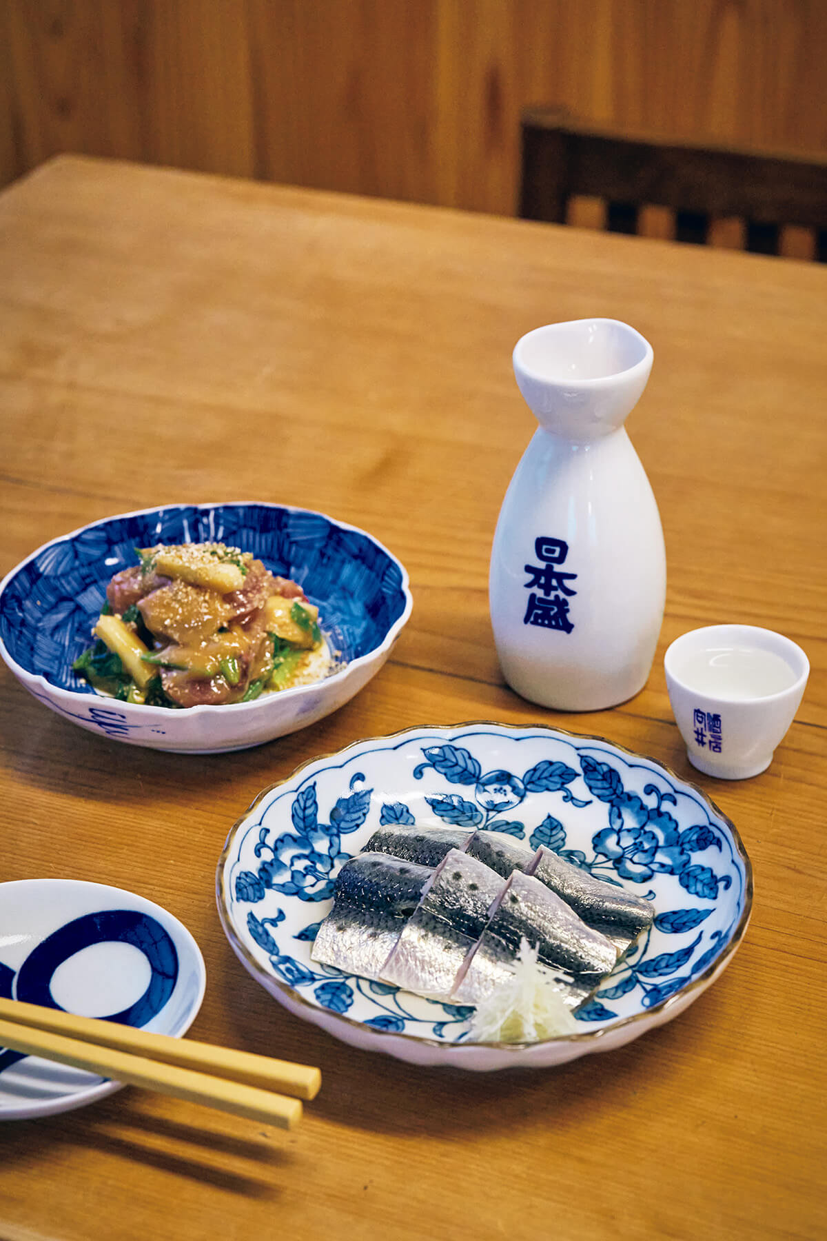 伊勢〈向井酒の店〉まろやかな酸味のいわし酢漬、ぶりとわけぎのぬた