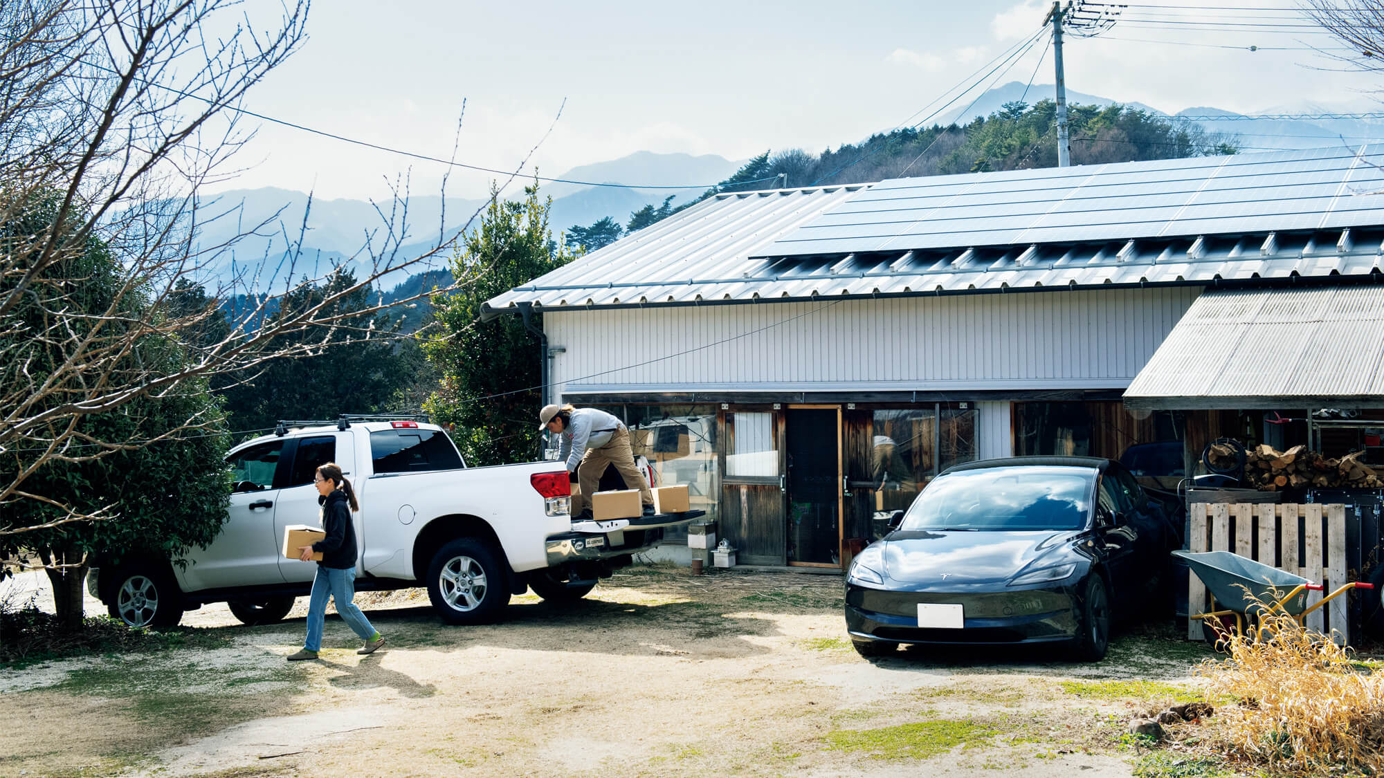 ハイラックス、テスラetc. 個性の違う4台の愛車と暮らす、ガラス作家 