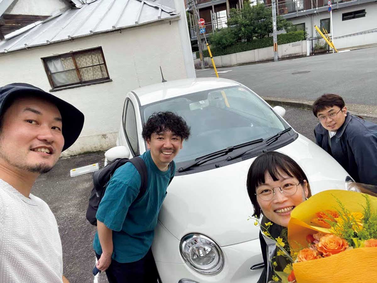 土門さんのフィアット500の納車を祝う南風メンバー。