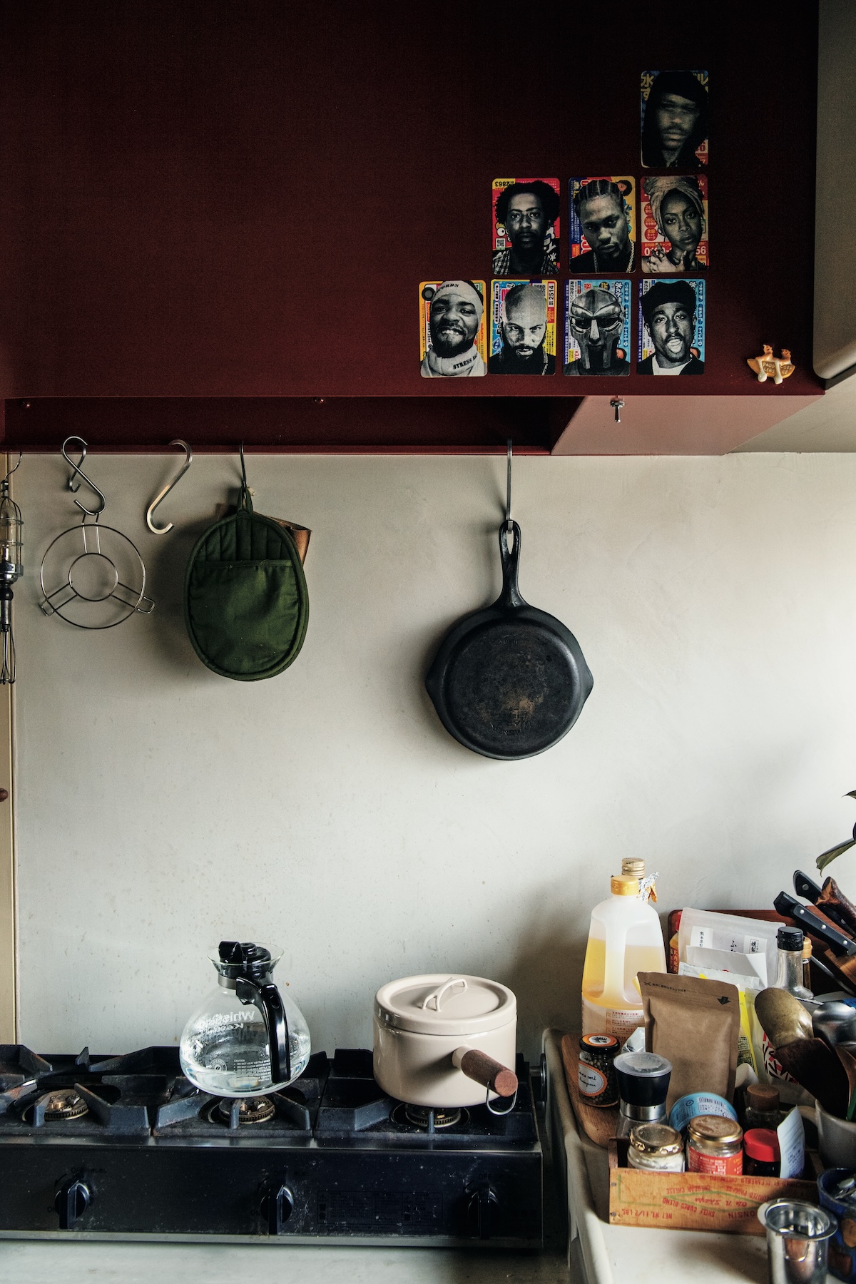 鉄のレンジフードは、錆止め塗料の色を生かした赤に