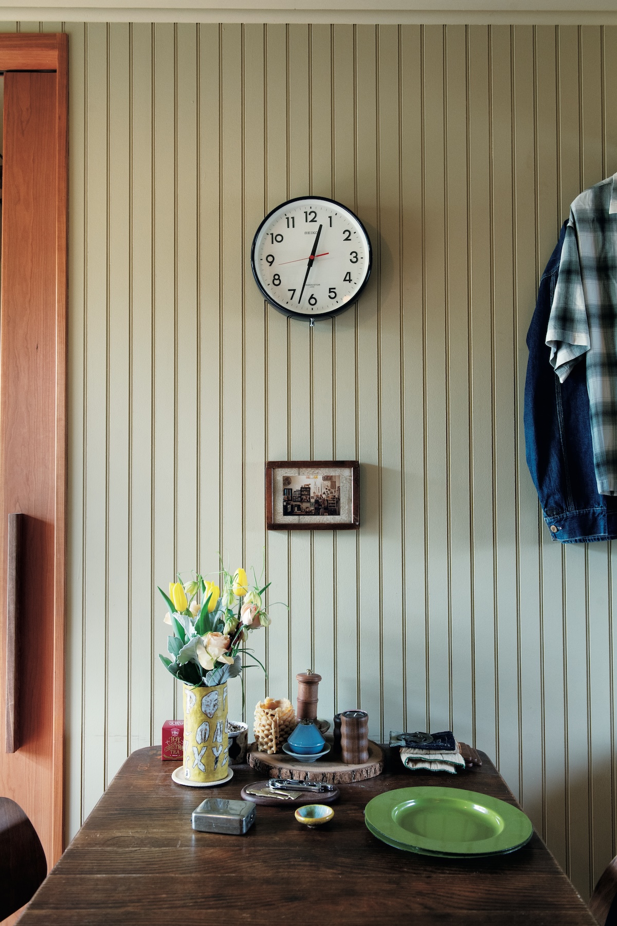 1階ダイニング。壁には、ポートランドの骨董店〈LOWELL〉の写真も