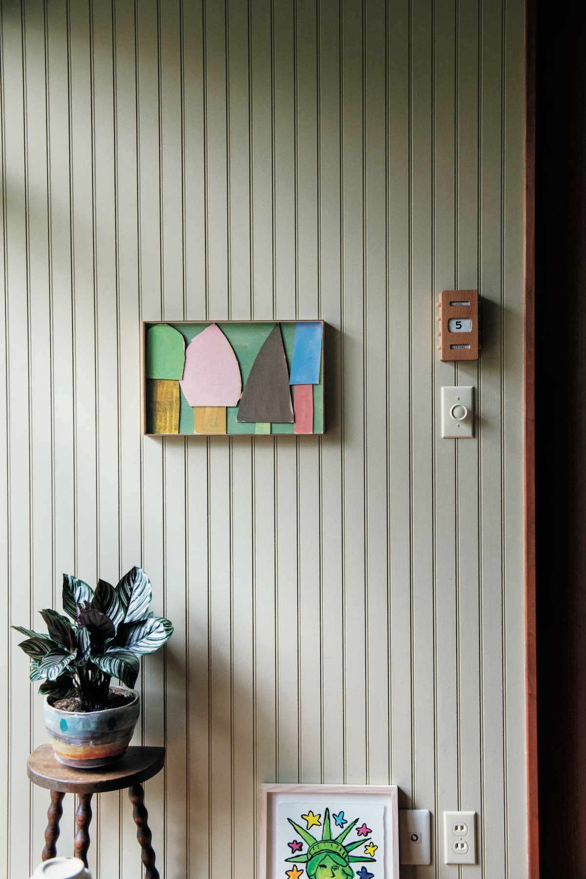 壁は、アメリカで腰壁によく使われるMDFパネルを張り塗装した