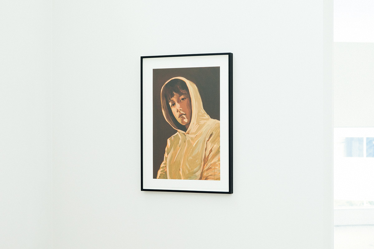 画家 クレア・タブレ《Self‒Portrait with a Hood(Pink)》