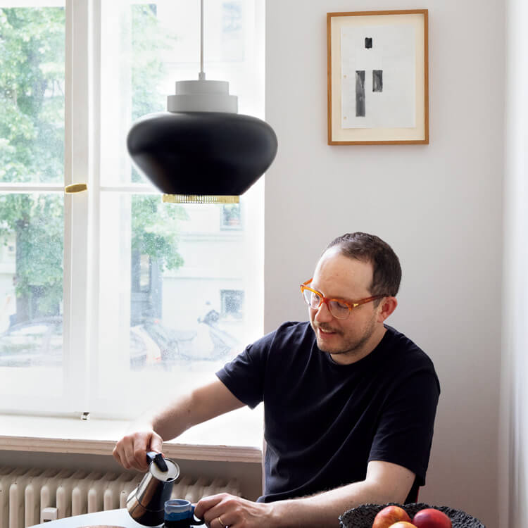服や家具のように、パーソナリティを映す。『Apartamento』編集長の小さなアートとの暮らし方