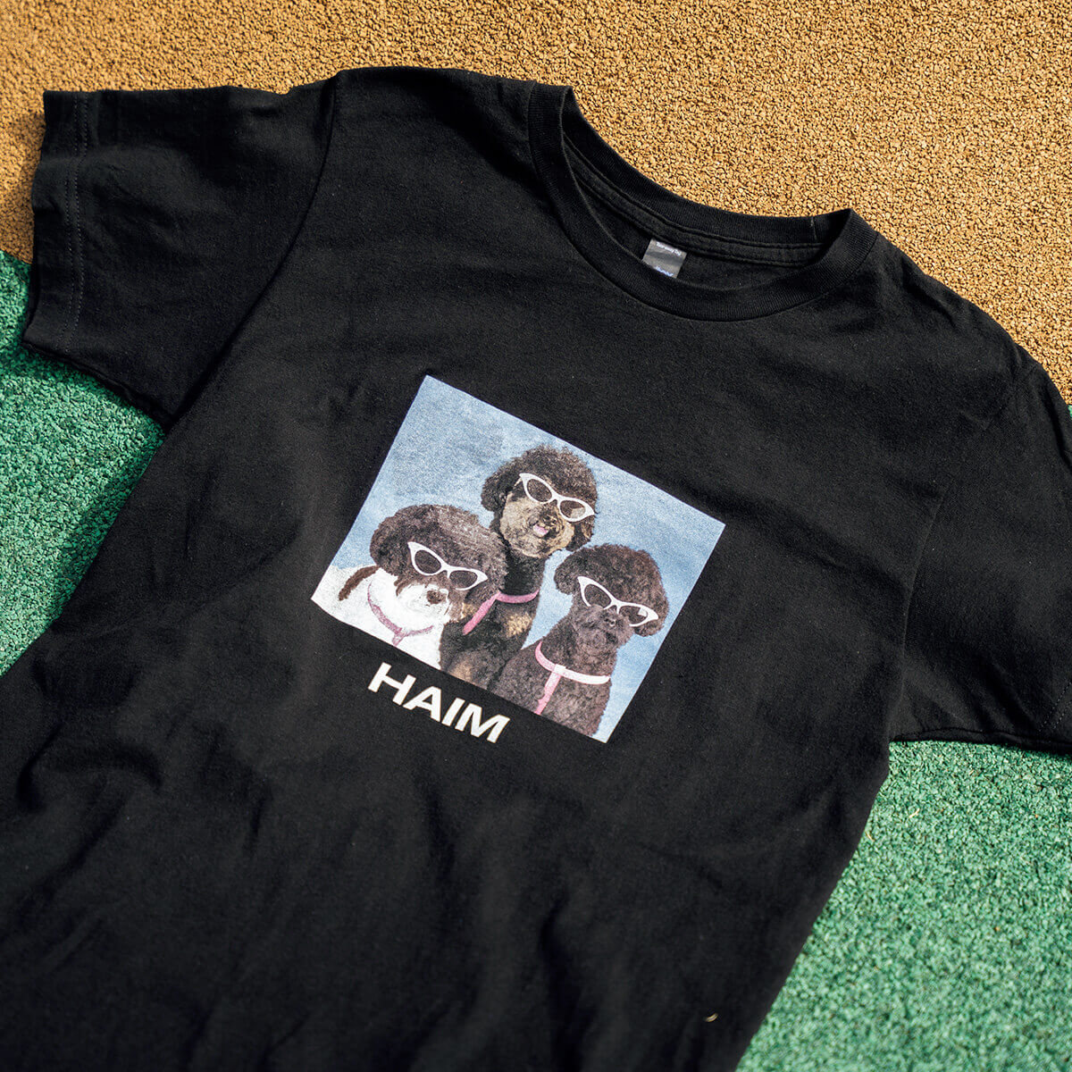 バンドHAIMのプリントTシャツ
