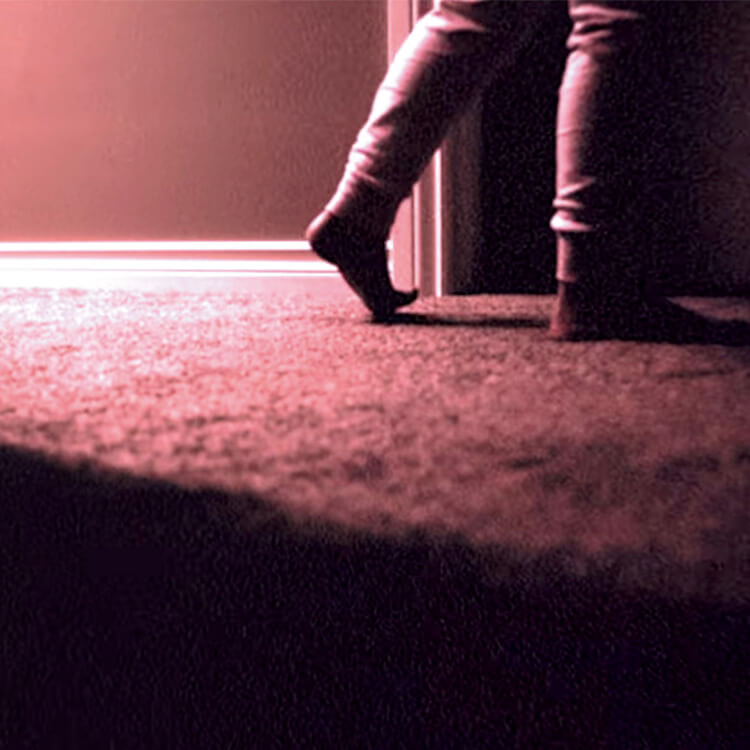 まるで、子供が見る悪夢そのまま。新感覚の恐怖に襲われる危険な映画『Skinamarink』