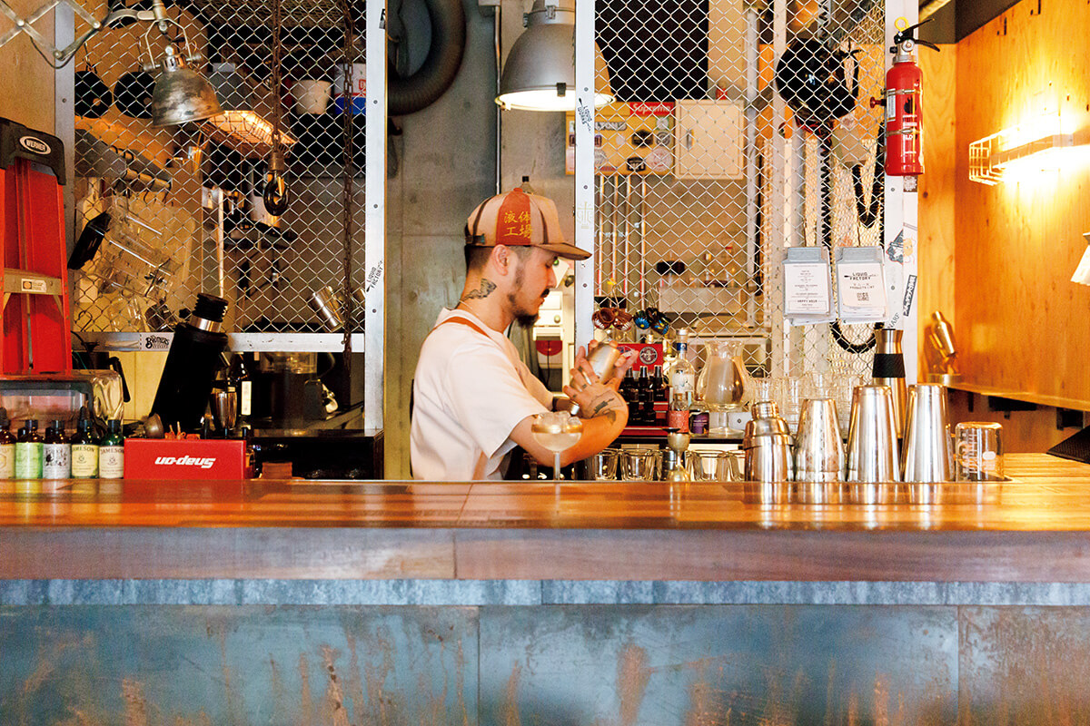 〈LIQUID FACTORY〉店内
