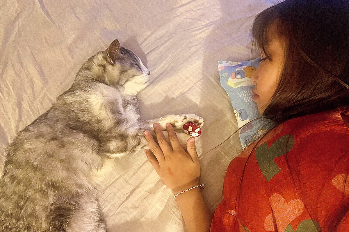 ミュージシャン・坂本美雨の娘と猫