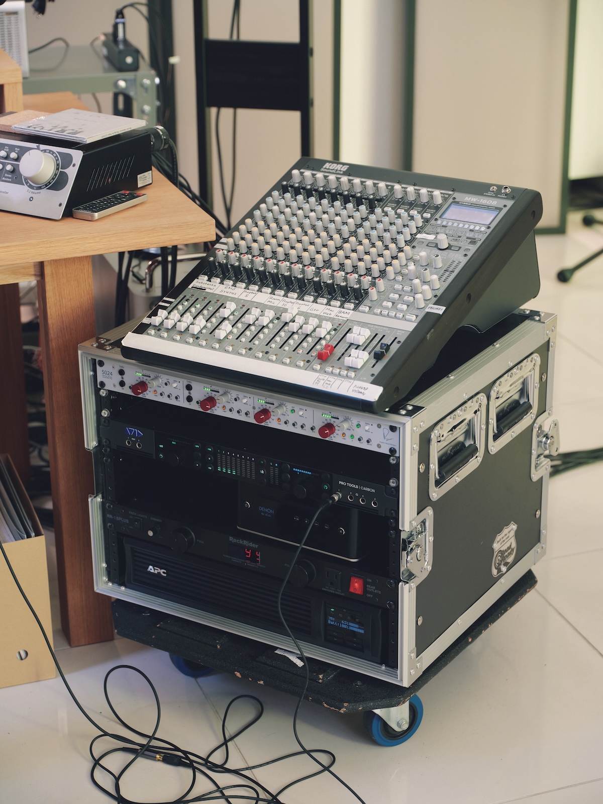 〈KORG〉が斯界の巨匠グレッグ・マッキー、ピーター・ワッツと共同開発したアナログ/デジタル・ハイブリッドミキサー「SoundLink MW−1608」