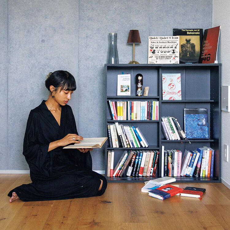 これを読んでいるのが理想の自分。文筆家・伊藤亜和の本棚