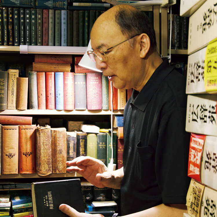 本の世界を支える校正者・境田稔信の本棚。8000冊の辞書が織り成す言葉の海に潜り込む