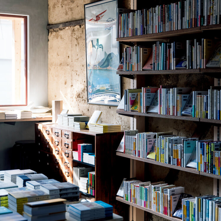 意味を持たせない並びが本との新たな出会いを作る。京都・東九条の本屋〈鴨葱書店〉