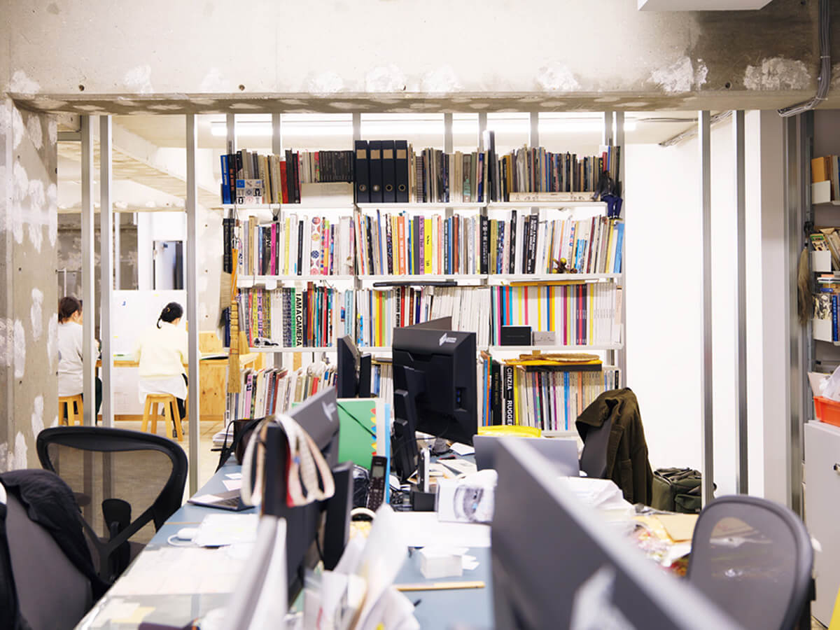 アートディレクター・前田晃伸 オフィス 本棚