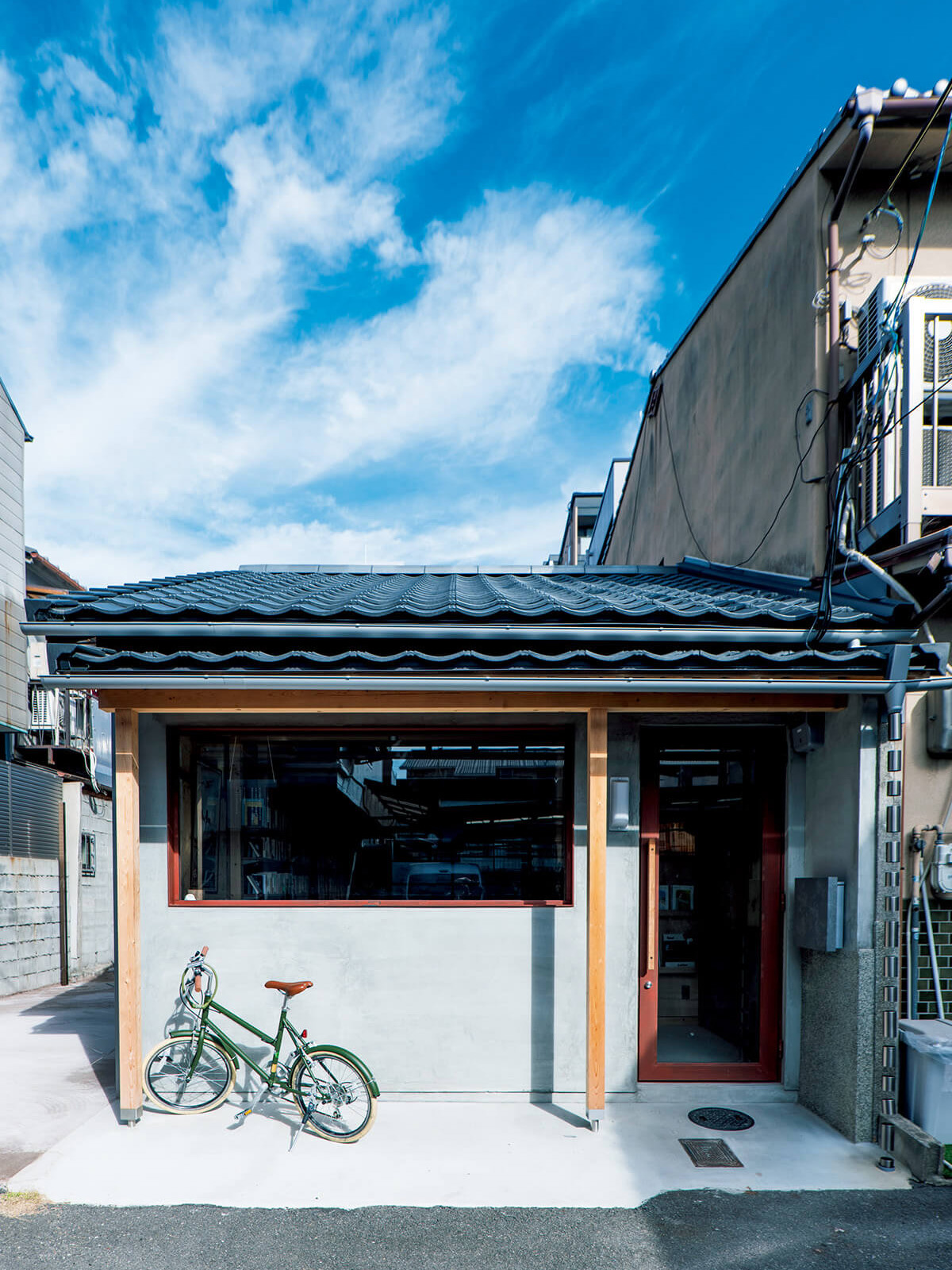 意味を持たせない並びが本との新たな出会いを作る。京都・東九条の本屋