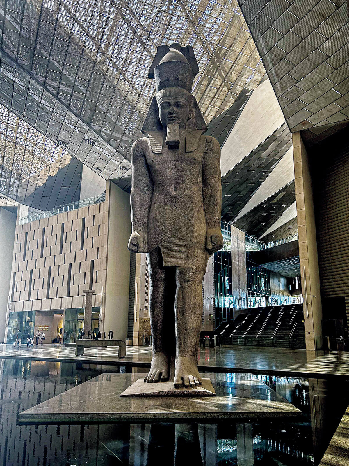エジプト〈大エジプト博物館〉ファラオ、ラムセス2世の石像