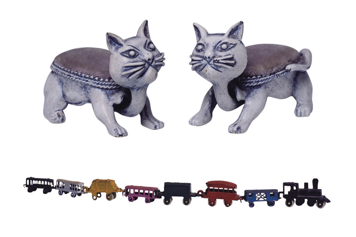 針刺し付きの猫の置物、列車のおもちゃ