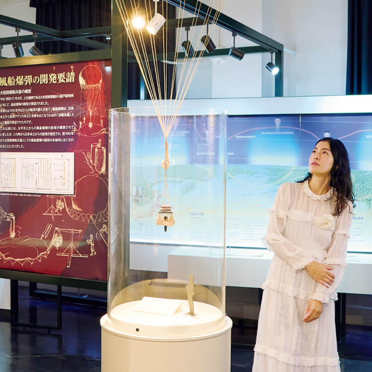 秘匿名の研究所が戦争資料館に。戦後80年、作家の小林エリカが〈登戸研究所〉を訪れる