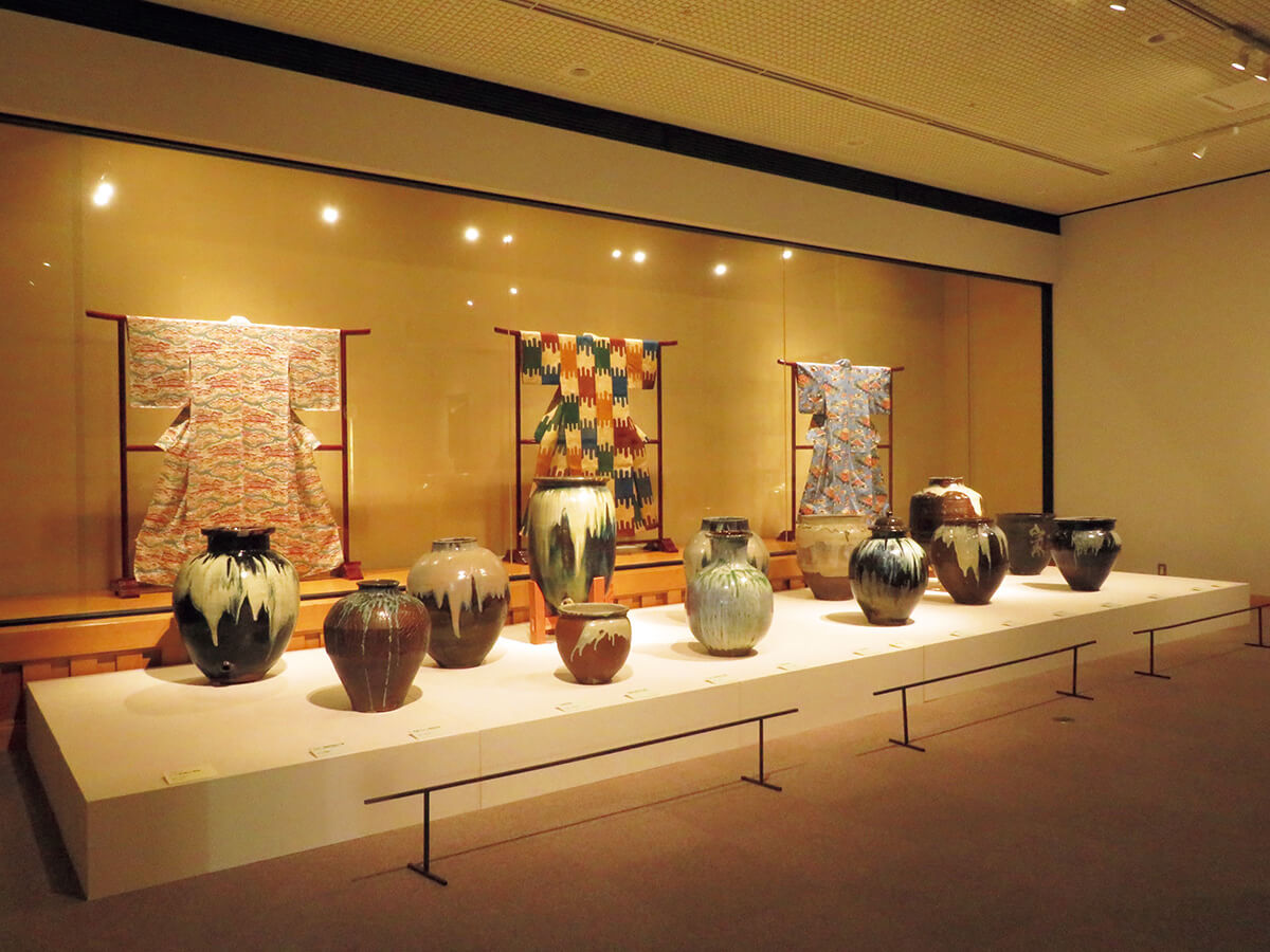 宮城〈東北福祉大学 芹沢銈介美術工芸館〉内観