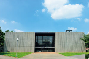 東京〈武蔵野美術大学美術館・図書館〉外観