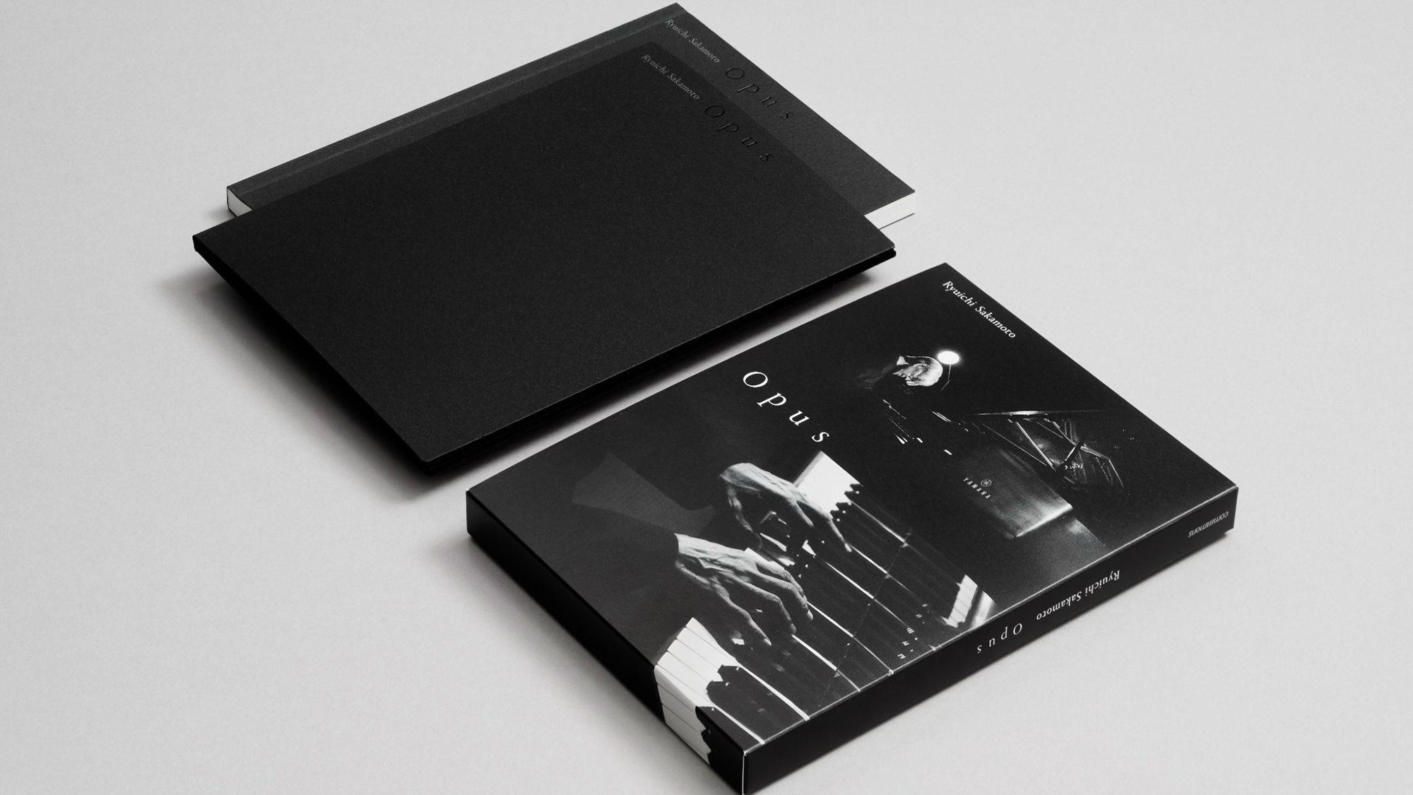 デザイナー・南琢也が『12』や『Opus』のジャケットデザインに