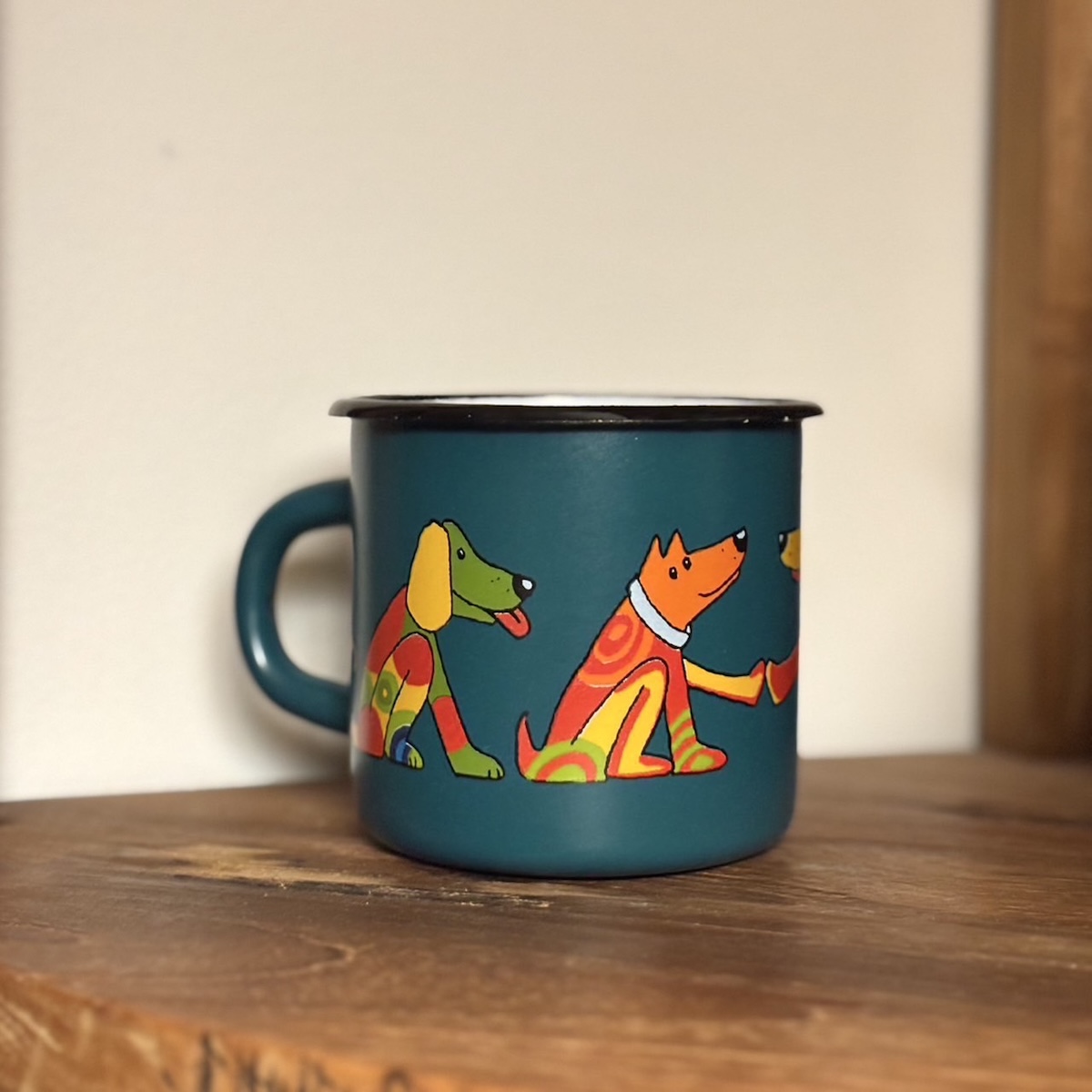 日用品図鑑:俳優・朝日ななみの愛用するフランス・ニースの思い出マグカップetc.