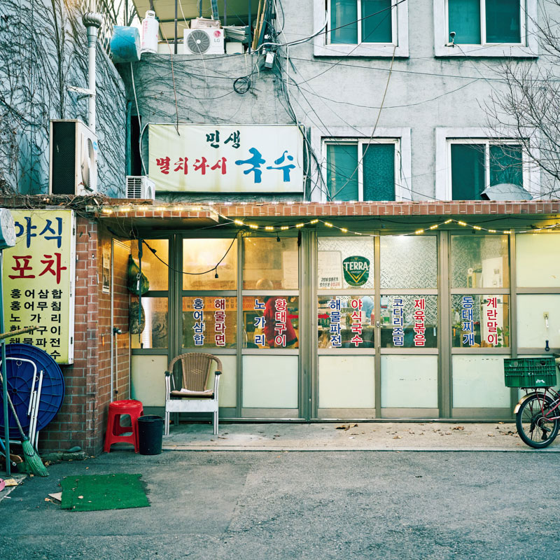 味のある店構えがたまらない。ホン・サンス映画の舞台となった、韓国の酒場〈ヤシクポチャ〉