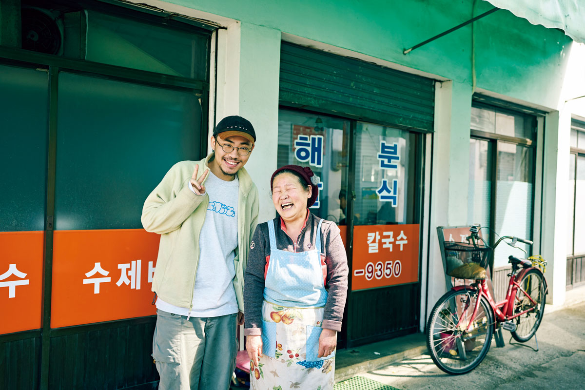 店のお母さんに孫のようにかわいがられているペクさん