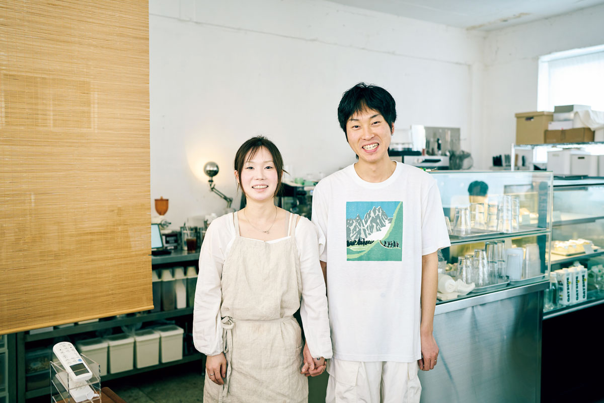 製菓担当のパク・チェヨンさんとバリスタのム・ジウォンさん