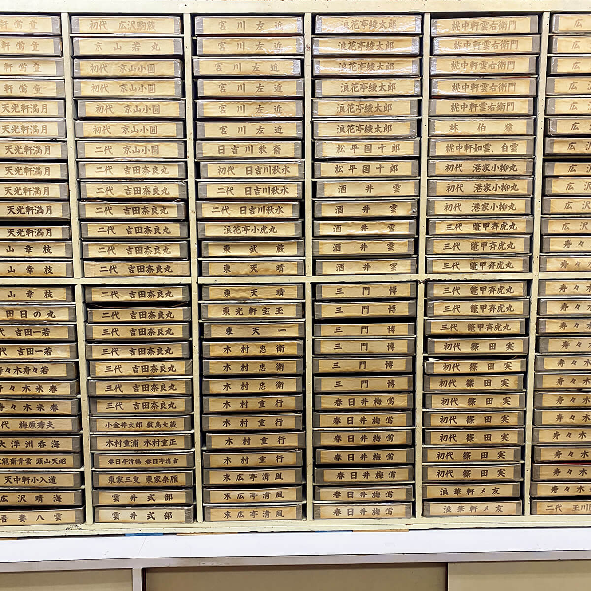 浅草〈浅草イサミ堂〉館内