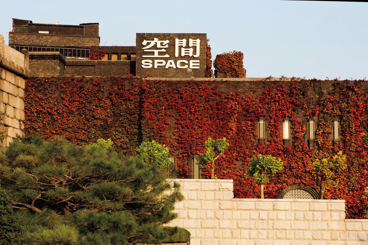 「空間」という文字が掲げられるARARIO MUSEUM IN SPACE