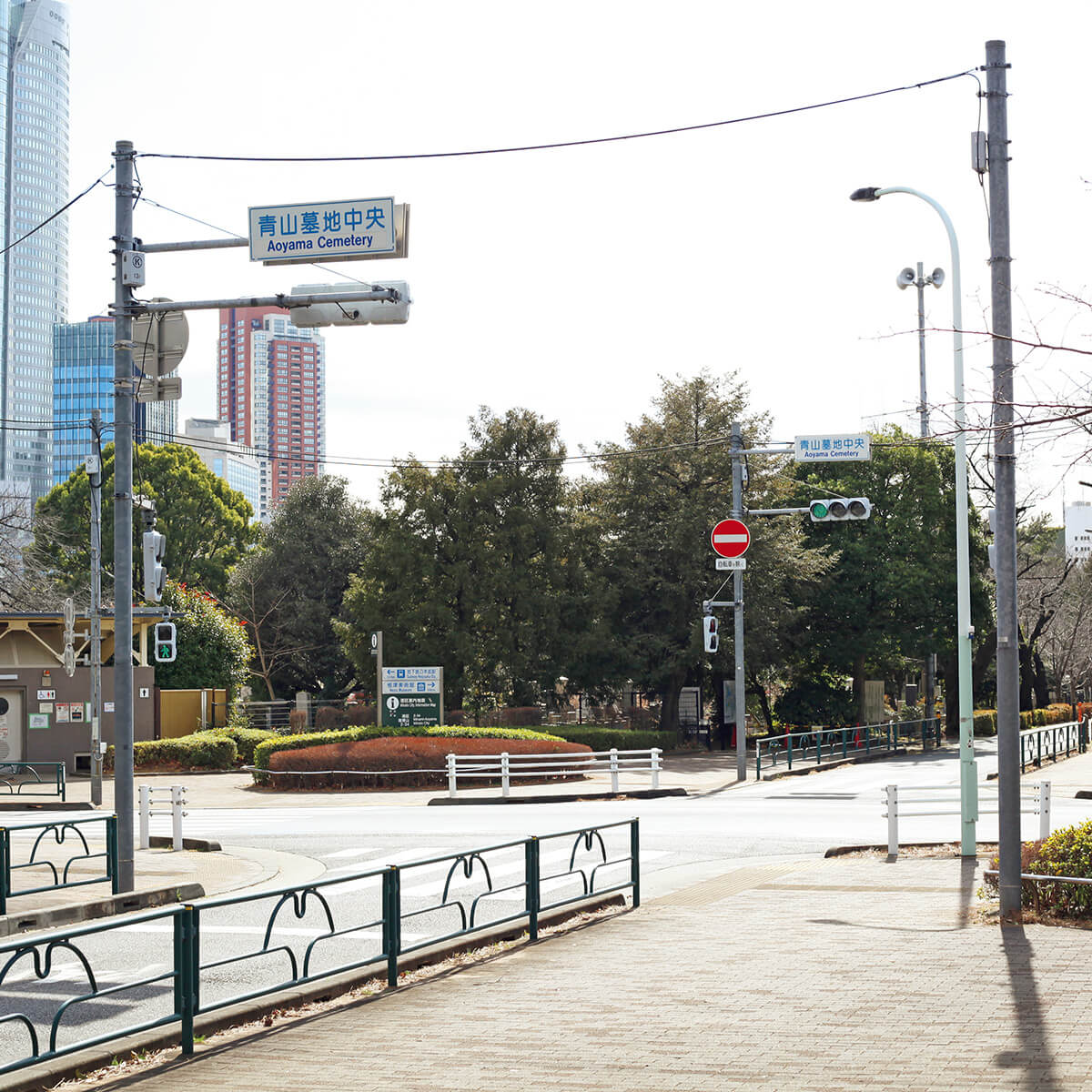 青山墓地 中央交差点