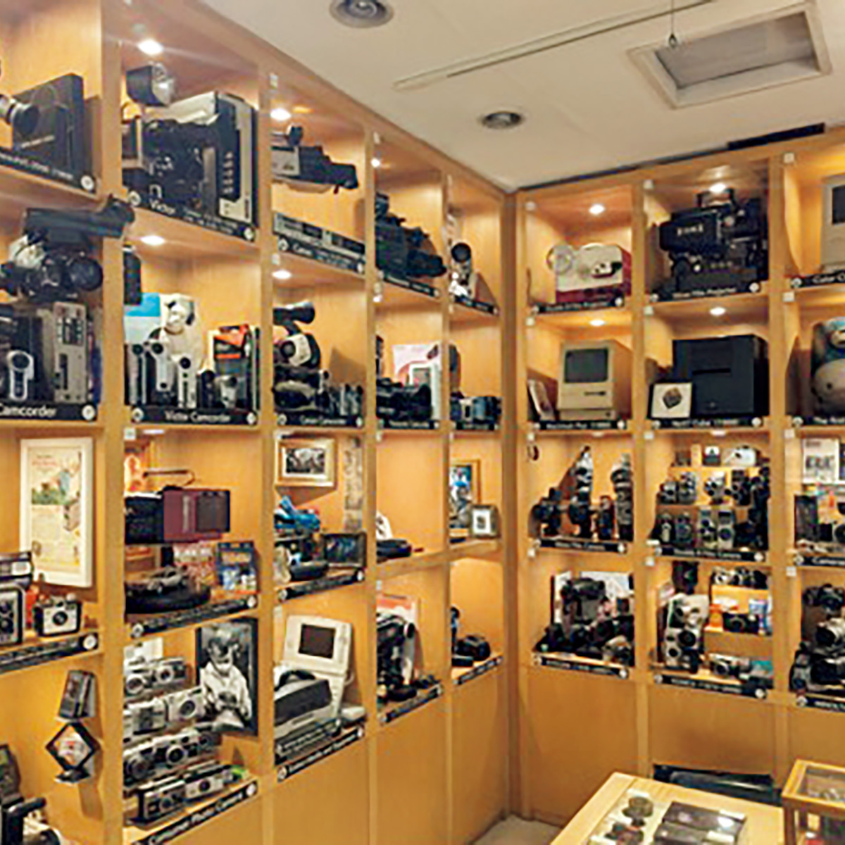 神田〈絶滅メディア博物館〉内観