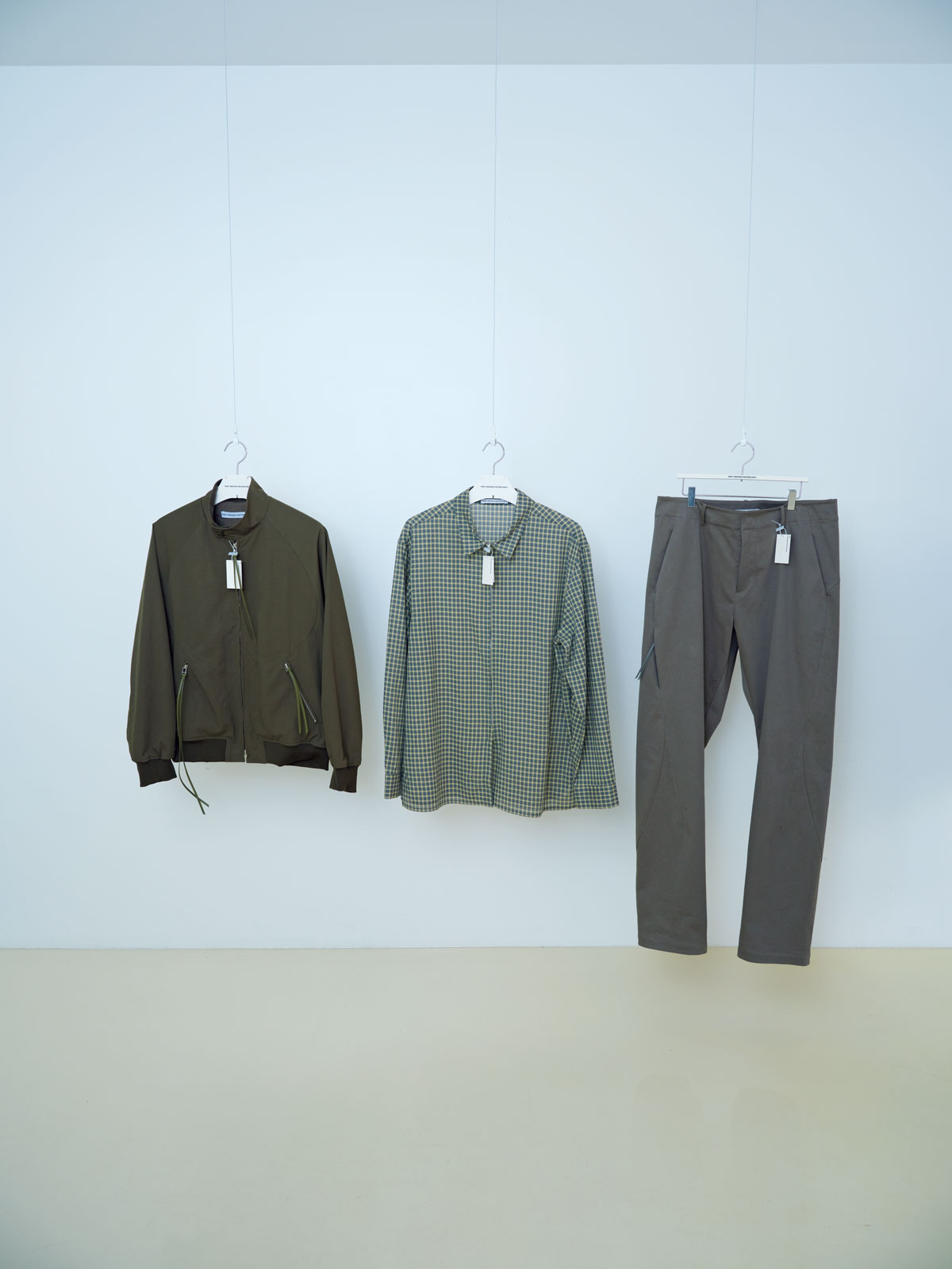 ブルゾンとリネン素材のシャツとパンツ