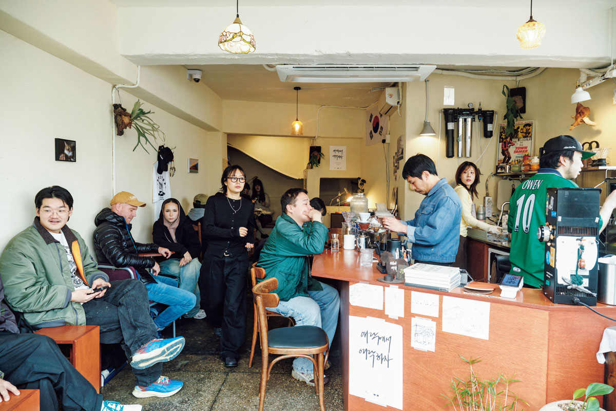 愛樂で過ごす客たち