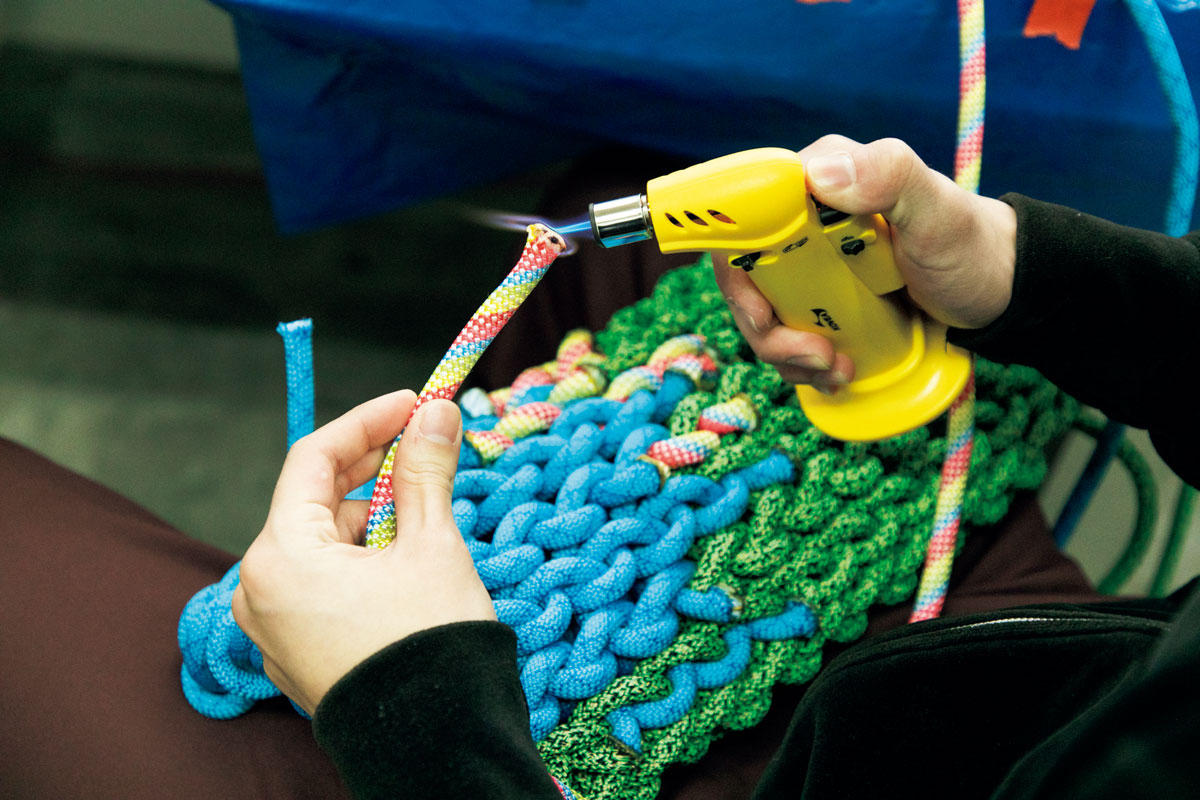 バーナーで登山用ロープの先を炙って接着