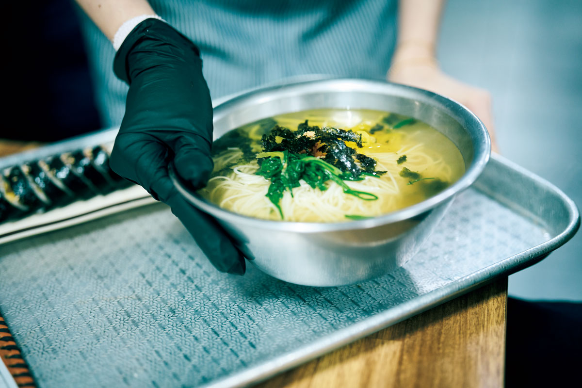 〈イウォナ クポグッシ〉