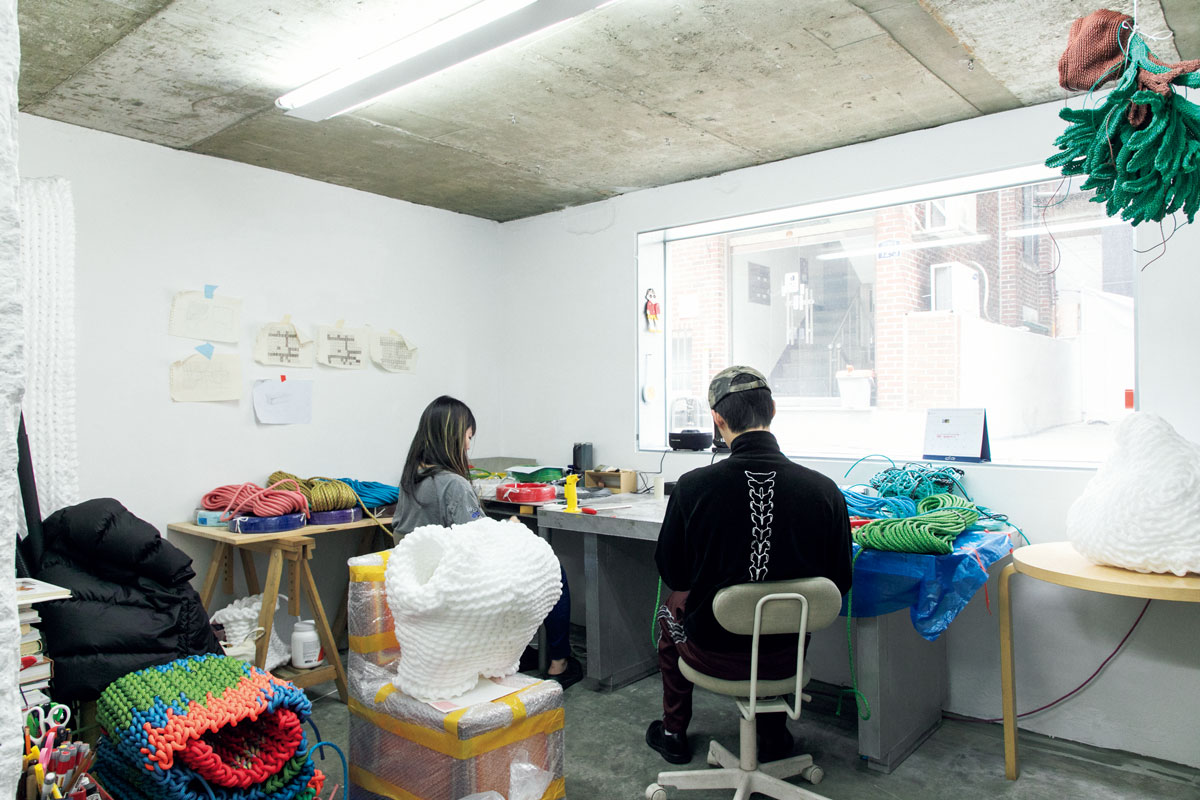 編み物の作業をする聖水のスタジオ