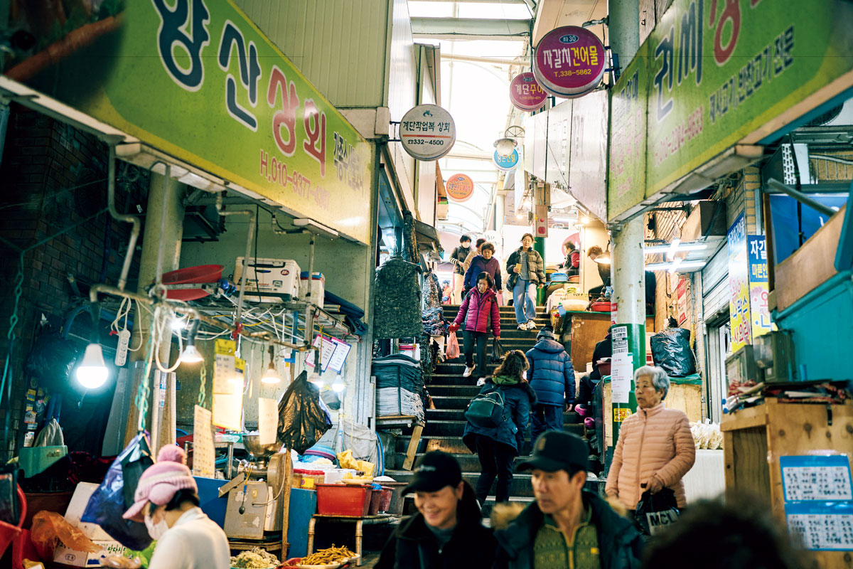 路地が入り組む亀浦市場