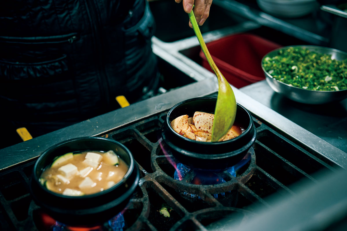 チゲを作る厨房の様子