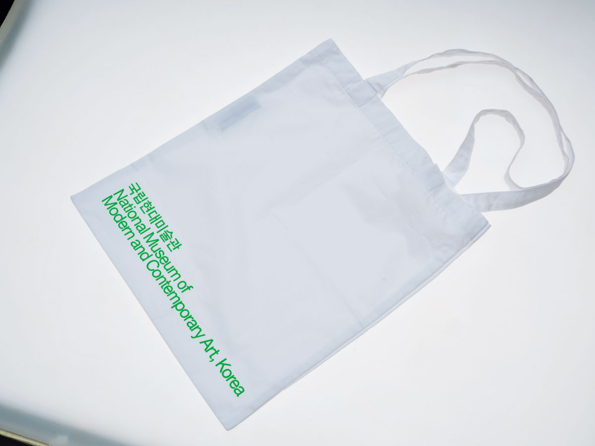 ハングル×英字が新鮮なトート