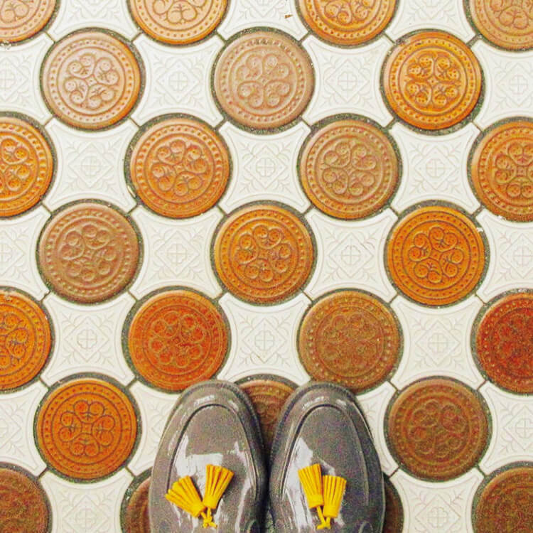 足元に広がる色＆柄のハーモニー。商店街のレトロでステキな床タイル3選